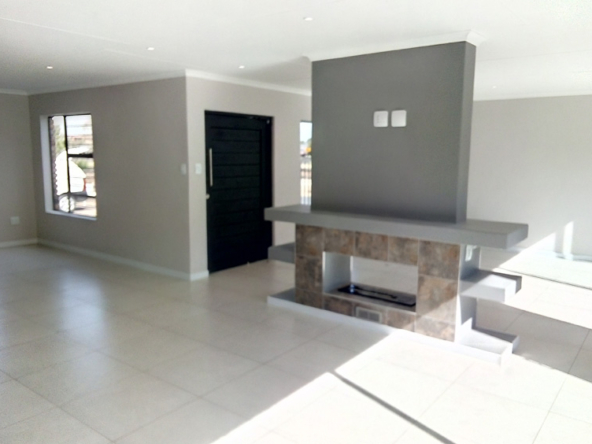 4-Bed-House-in-Verwoerdpark-Gallery-8